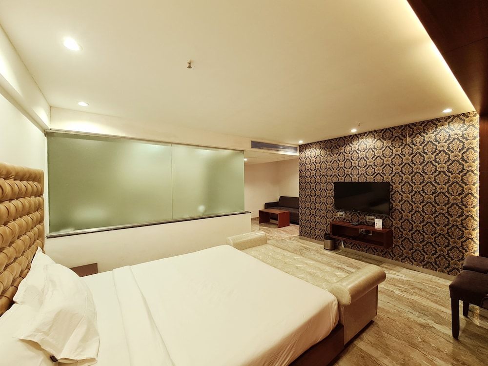 Premium Suite, 1 King Bed photo 1