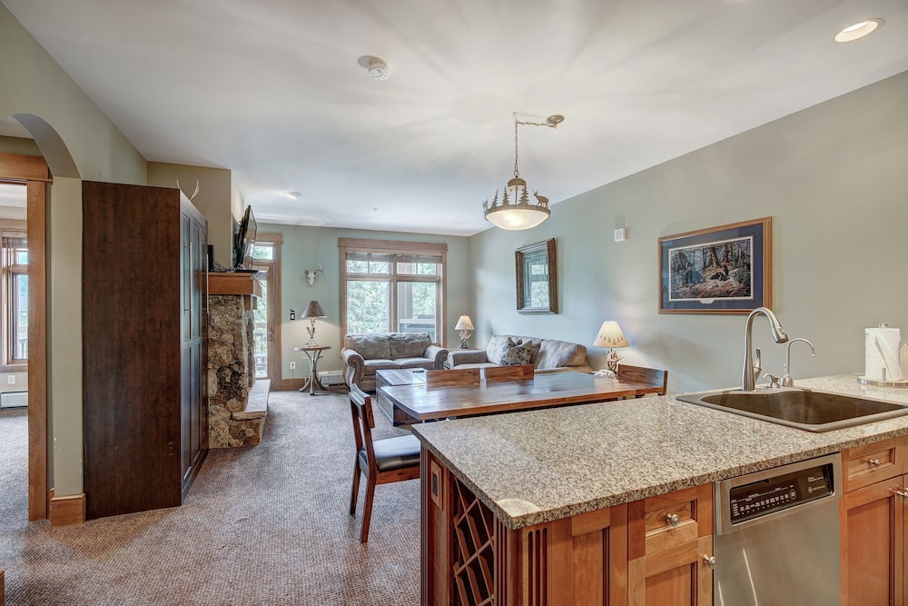 Premier Condo, 1 Bedroom (Lone Eagle, 2 Bath, Murphy) photo 3