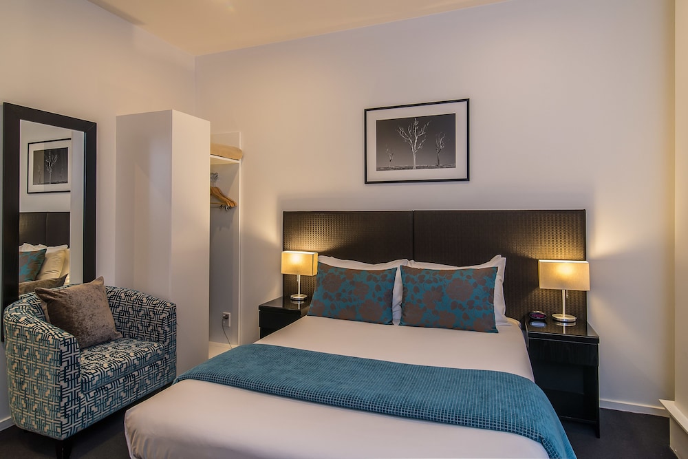 Queen Apartment with Parking thumbnail 5