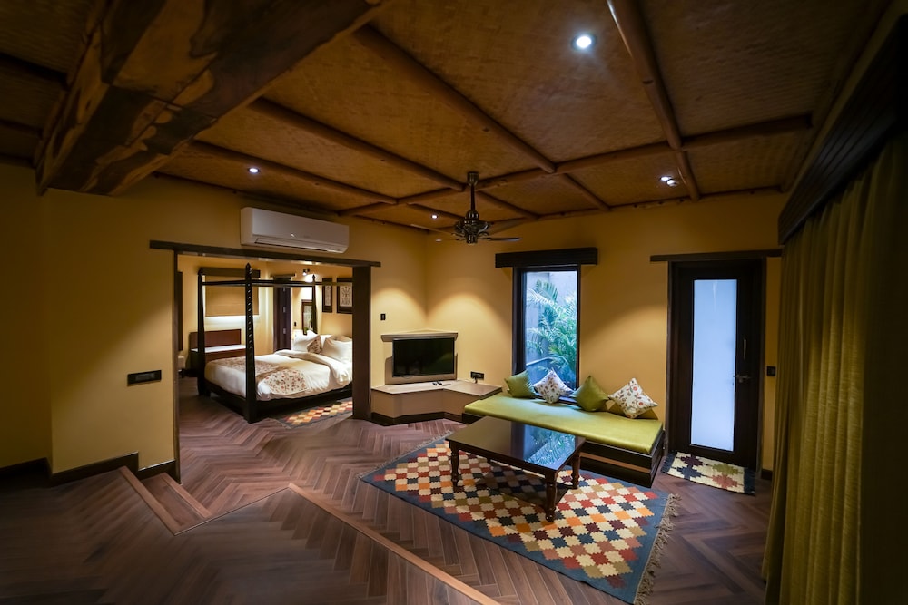 Legacy Suite with King Bed photo 2