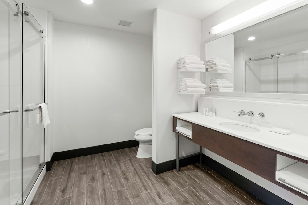 Studio, 1 King Bed, Refrigerator & Microwave (Wet bar) - Photo 5