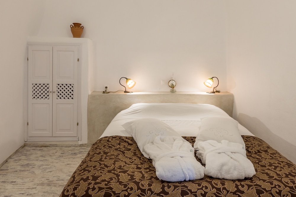 Family Suite, Jetted Tub (Caldera View) - Photo 1