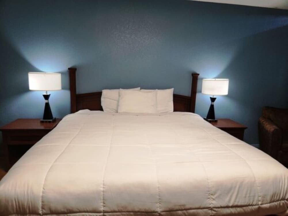 Deluxe Room, 1 Queen Bed photo 1