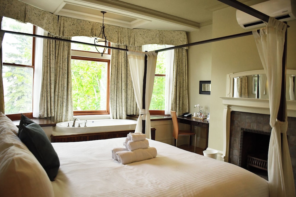 Signature Room, 1 King Bed, Bathtub