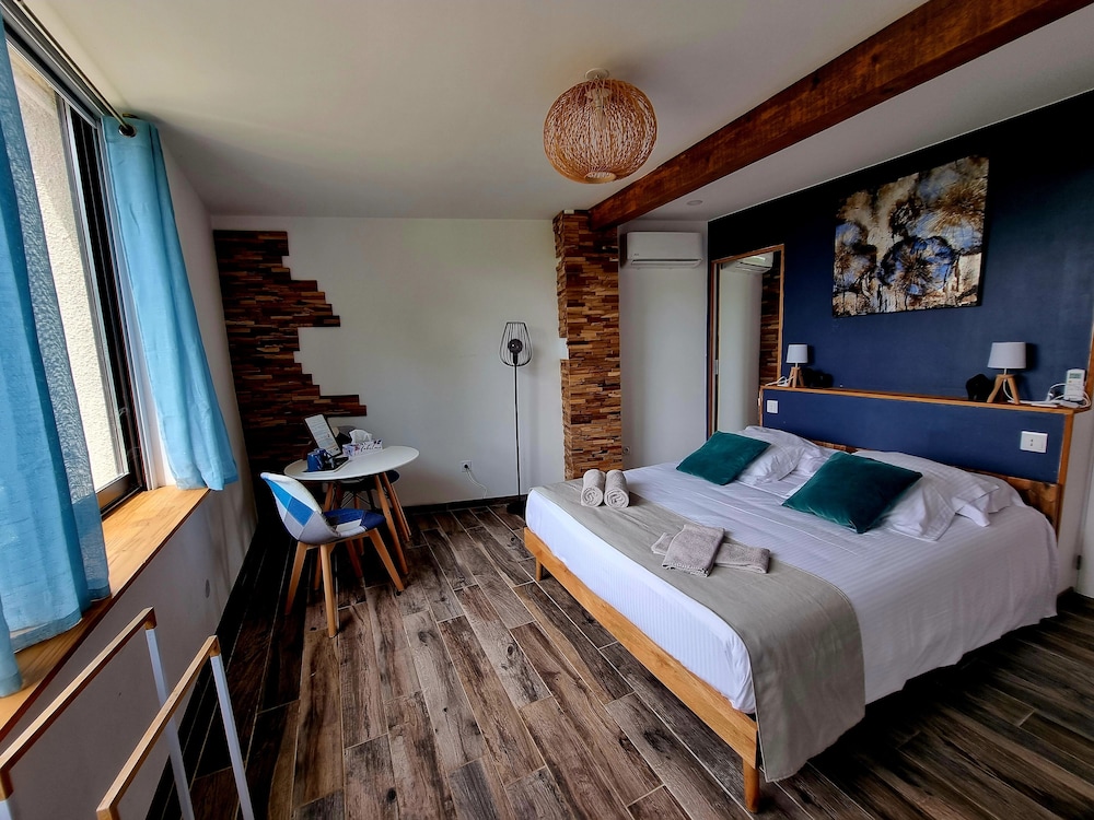 Chambre Double Deluxe, 1 grand lit, salle de bains privée, vue piscine ( Saint Chinian ) photo 3
