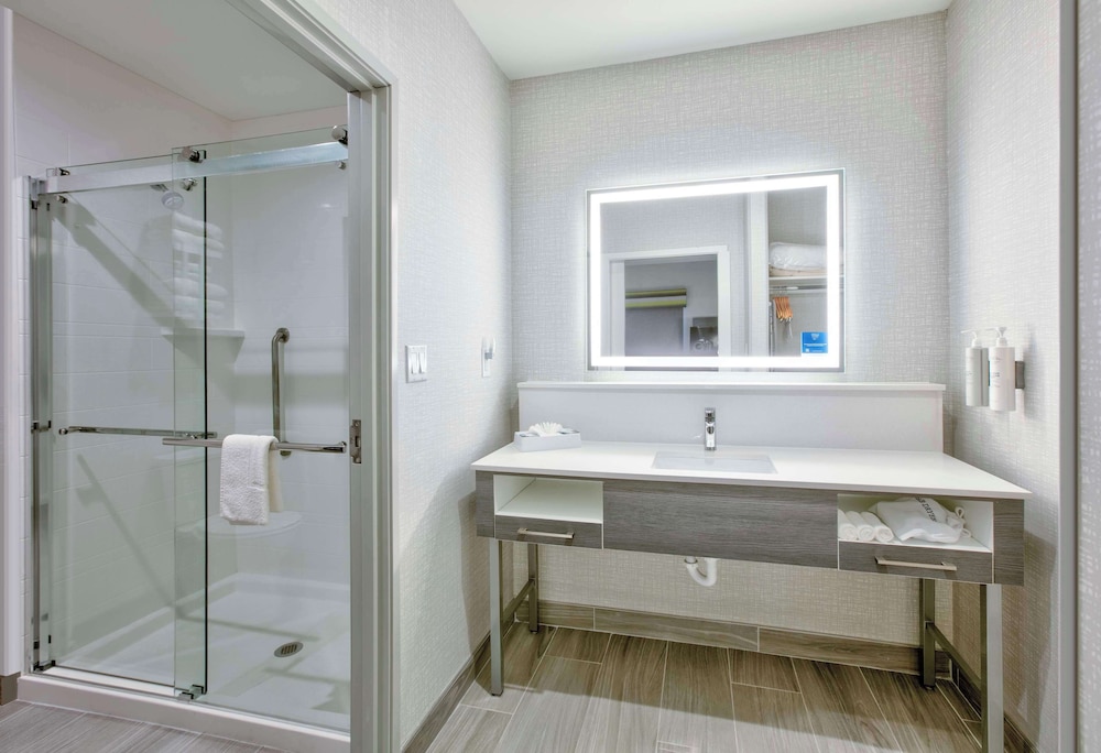 Suite, 1 King Bed, Accessible, Refrigerator & Microwave (Hearing) - Photo 3