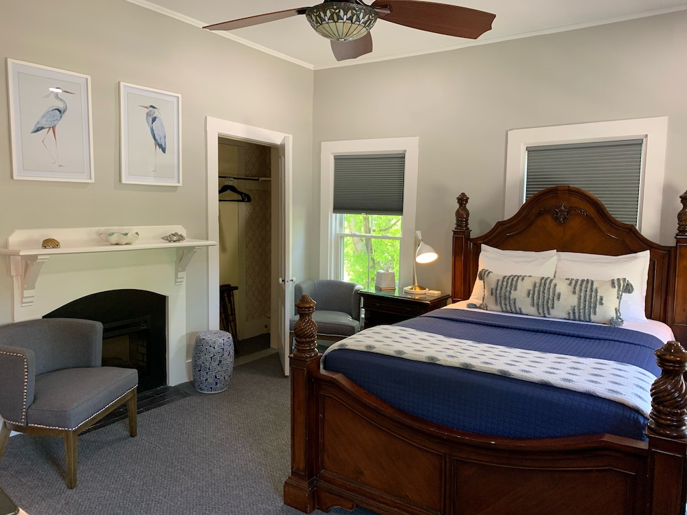 Room, Private Bathroom (Somes Sound - Queen Fireplace Room) photo 1