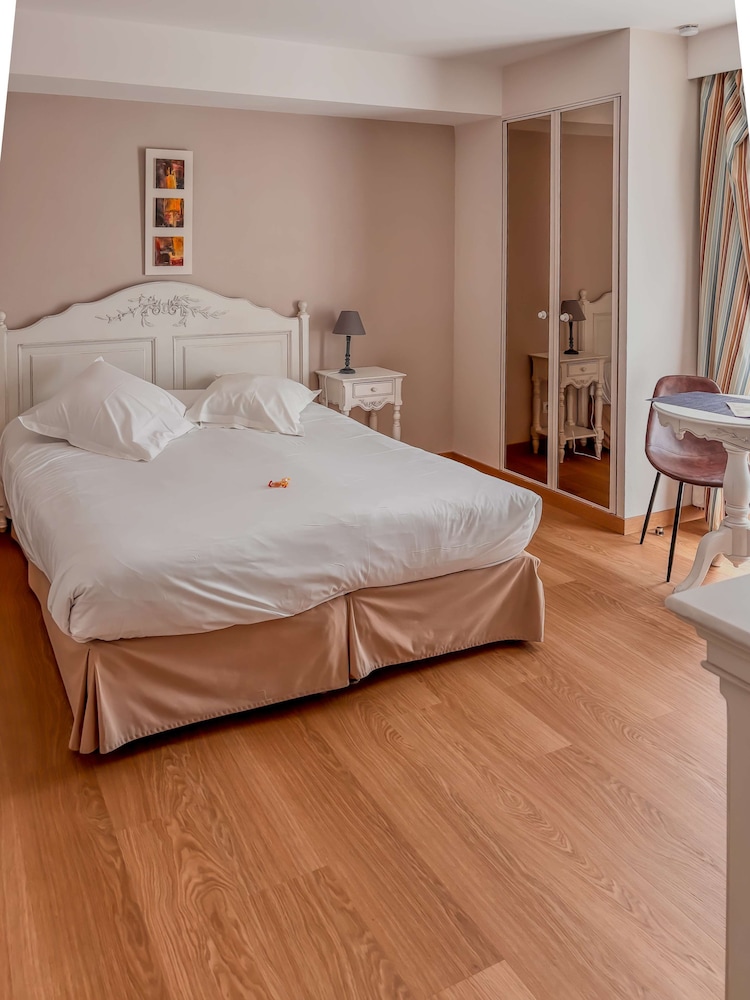 Deluxe Studio, 1 Queen Bed