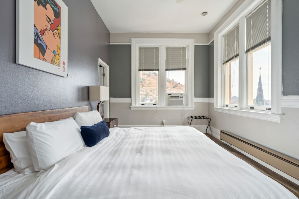 Suite 201 (Pet Friendly) photo 3