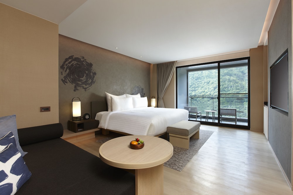 Twilight Deluxe Patio Room (Main building, 1 king)