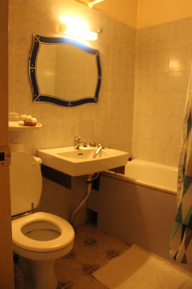 Suite, 1 Queen Bed, Smoking, Courtyard View photo 2