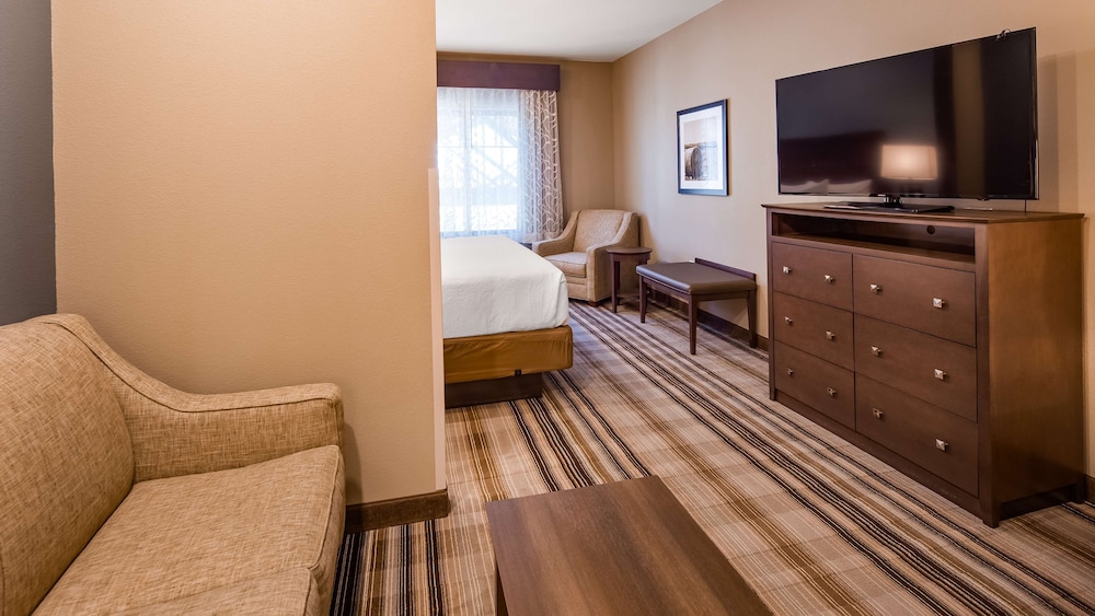 Suite, 1 King Bed, Non Smoking, Refrigerator & Microwave photo 2