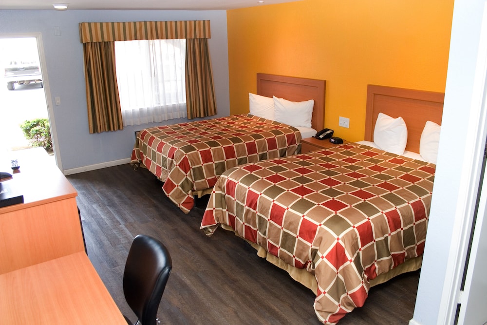 Standard Room, 2 Queen Beds photo 2