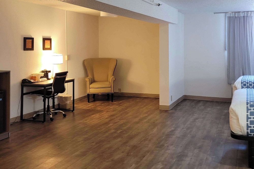 Suite, 2 Double Beds, Non Smoking (Upgrade) - Photo 1