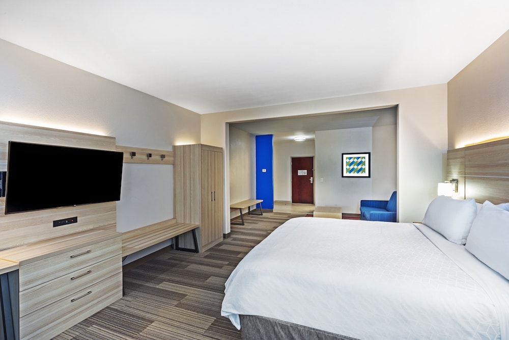 Suite, 1 King Bed - Photo 4