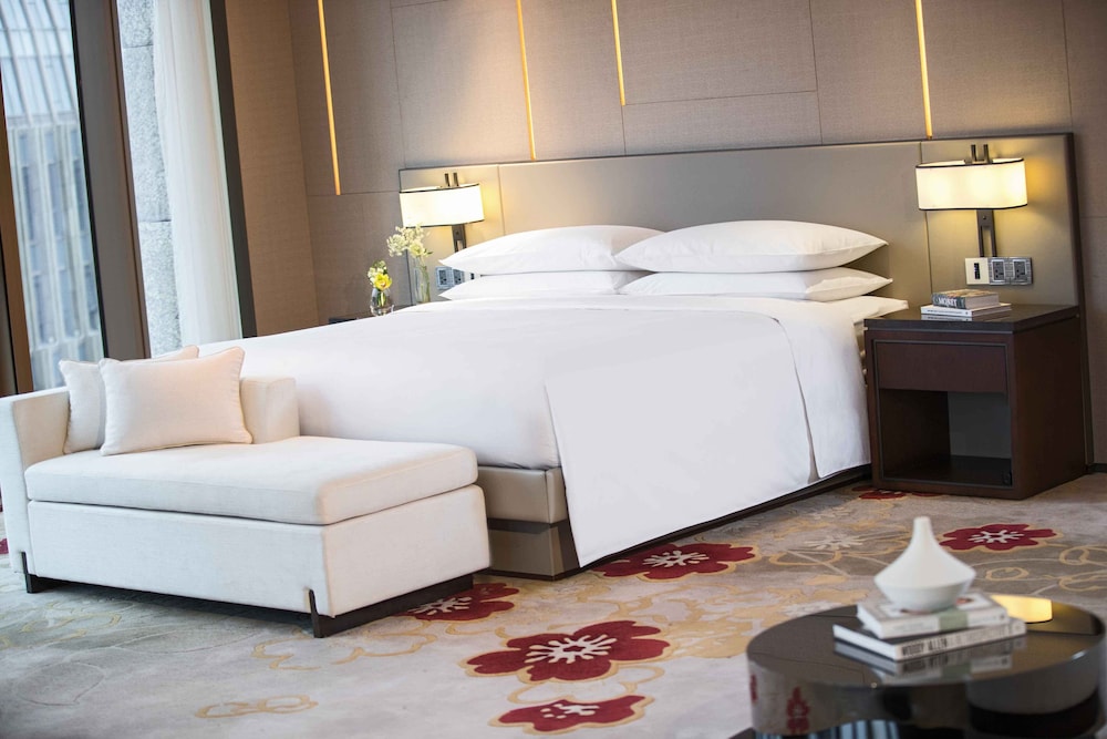 Premier Room, 1 King Bed, Garden View photo 3