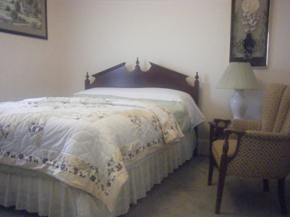 Room, 1 Queen Bed, Shared Bathroom photo 1