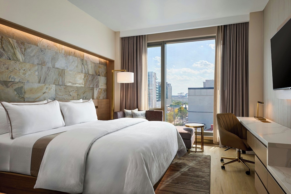 Deluxe Room, 1 King Bed, City View