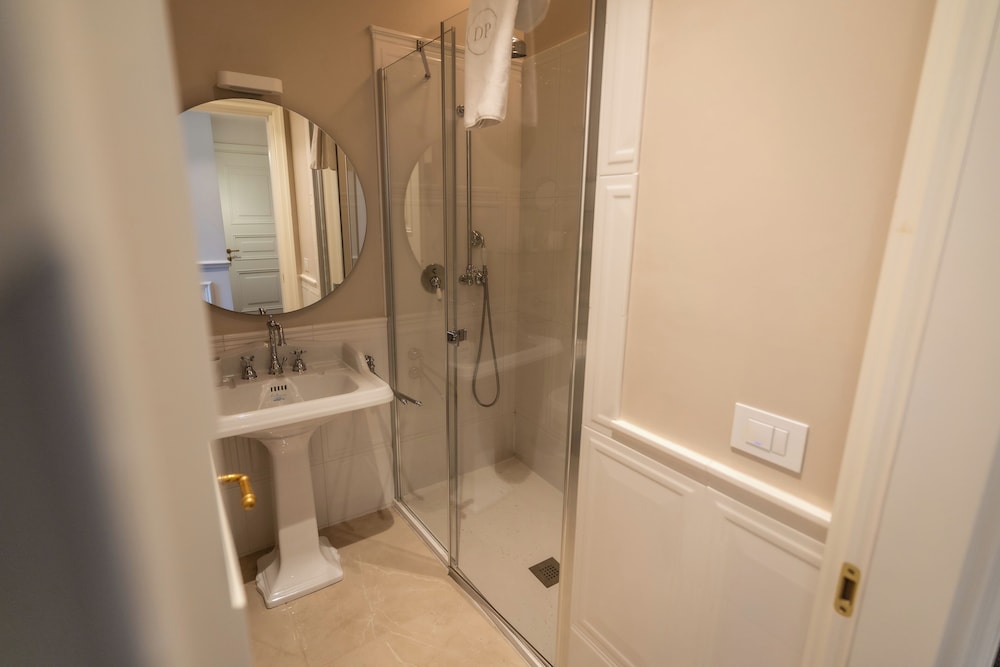 Classic Double Room, Garden View, Annex Building thumbnail 5