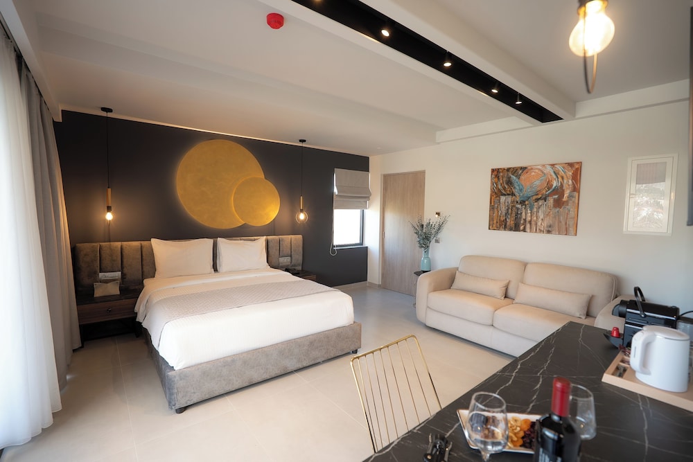 Signature Studio Suite, Hot Tub photo 1