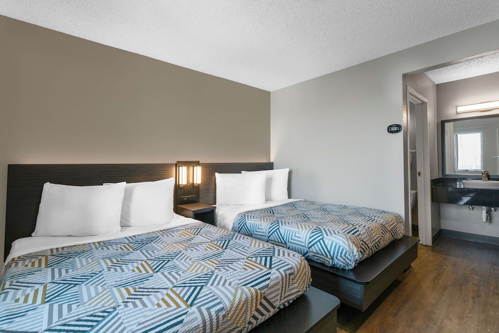Deluxe Suite, 2 Queen Beds, Smoking, Refrigerator & Microwave photo 3
