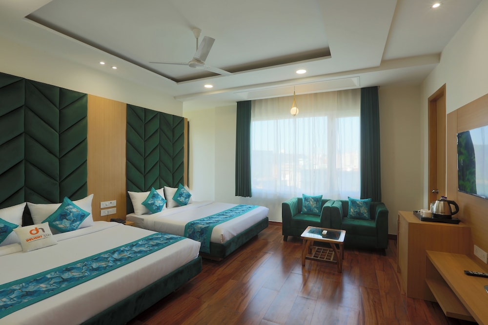 Deluxe Quadruple Room, City View