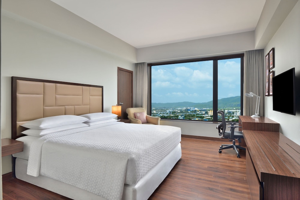 Deluxe Room, 1 King Bed (City View) - Photo 1