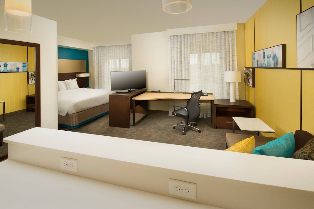 Studio, 1 King Bed with Sofa bed (Mobility/Hearing Access, Roll-In Shwr) photo 2