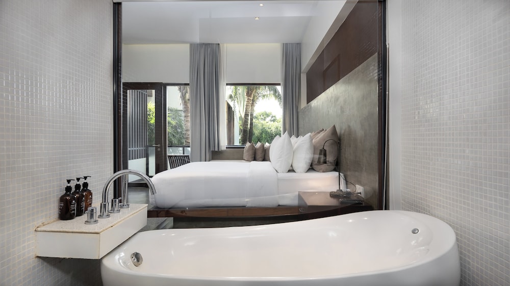 Deluxe King Room Free Laundry + Daily 90Min Massage + Mini Bar + Round Trips Airport Transfers - Photo 13