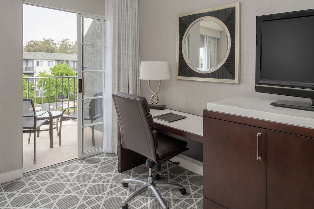 Deluxe Room, 2 Queen Beds, Courtyard View - Photo 1