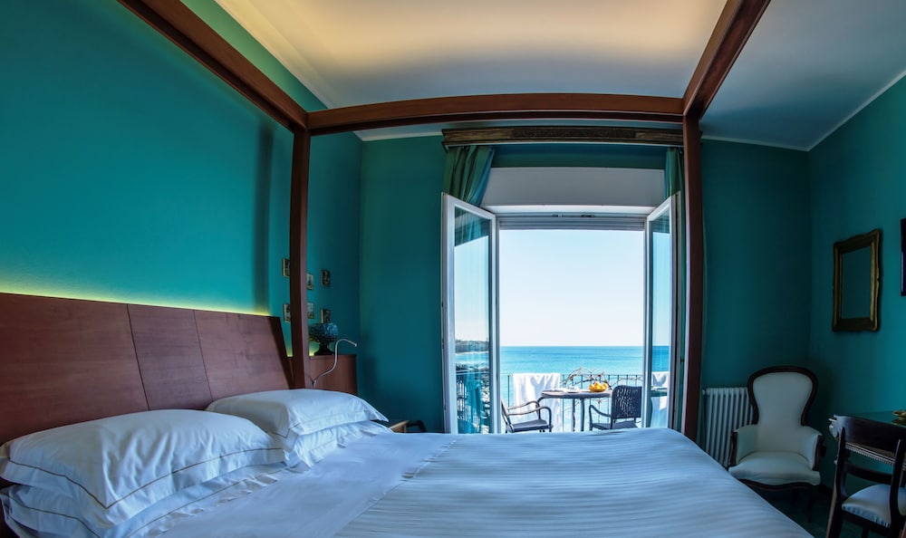 Deluxe Double Room, 1 King Bed, Balcony, Sea Facing - Photo 6