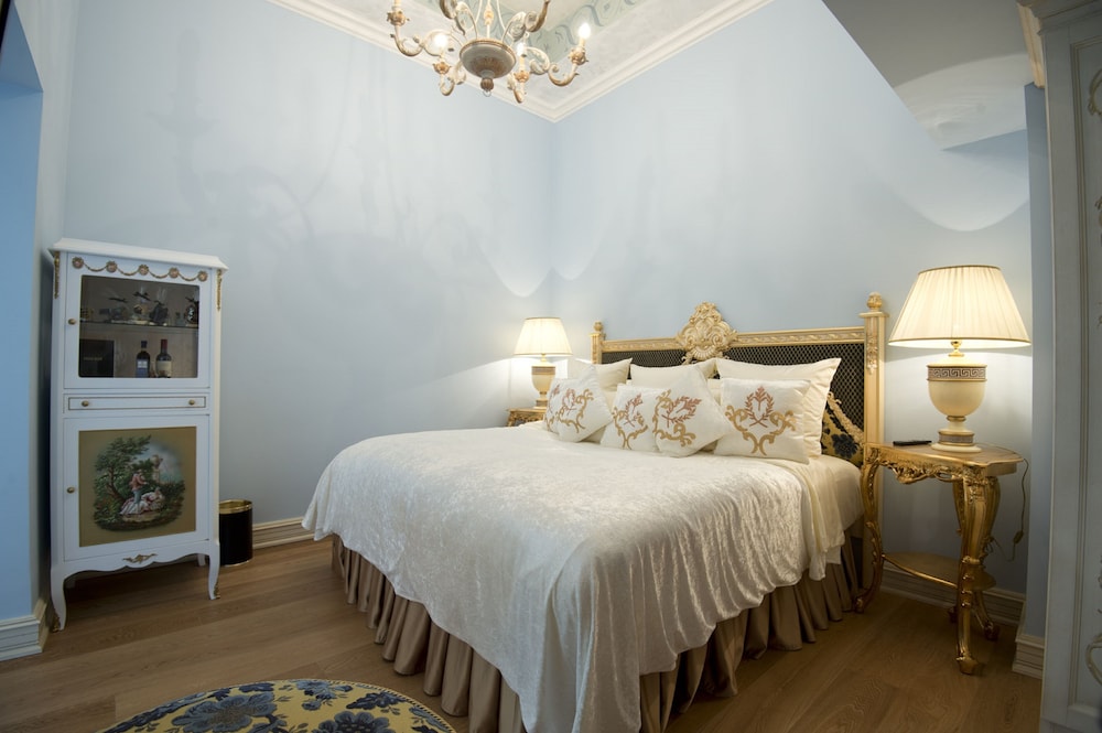 Deluxe Room, 1 King Bed, Courtyard View
