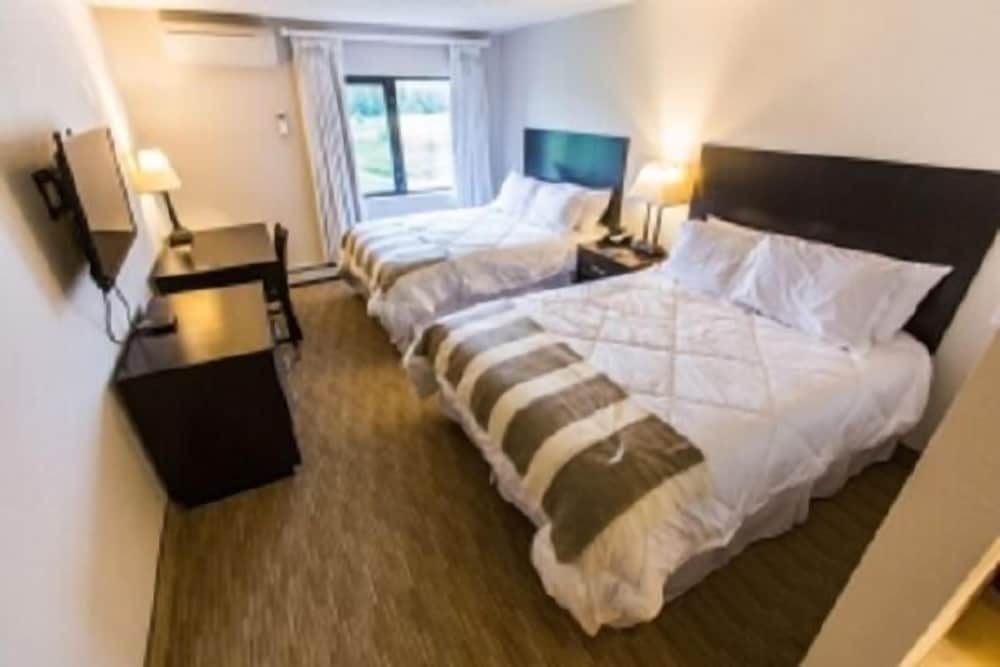 Superior Room, 2 Queen Beds, Golf View photo 1
