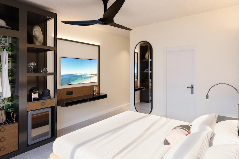 Deluxe Room, 1 King Bed, Balcony - Photo 4