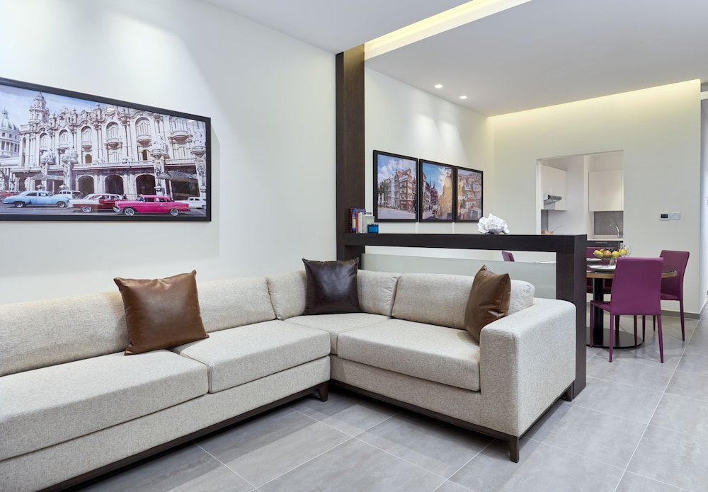 Suite, 1 King Bed, Kitchen, City View