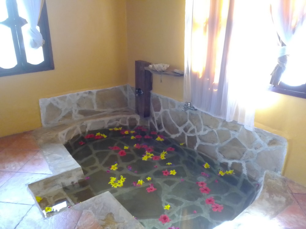 Deluxe Suite, Jetted Tub