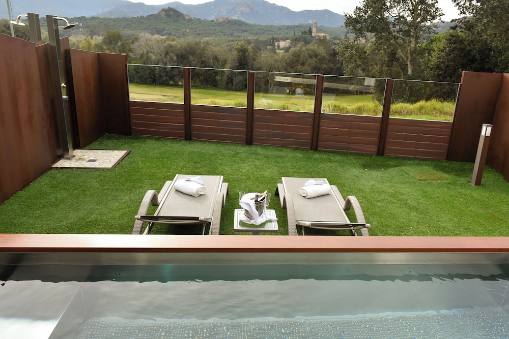 Suite con bañera hidromasaje y piscina climatizada exterior