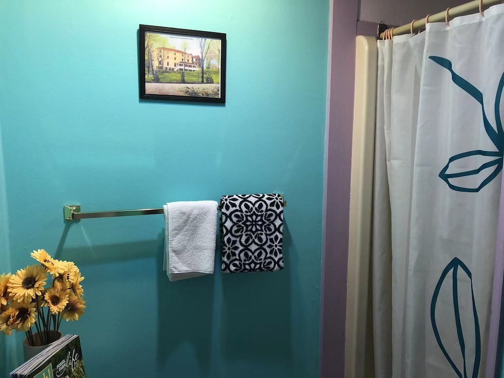 Small Single Room with Queen Bed, 1 guest Only photo 2