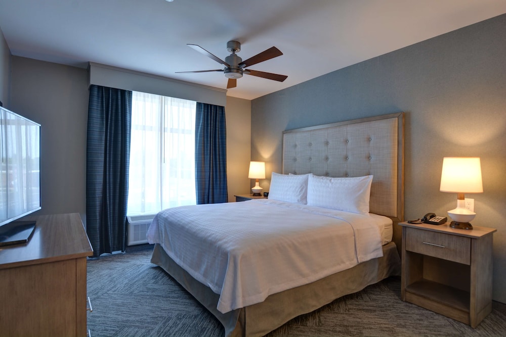 Suite, 1 King Bed, Accessible (Roll-In Shower)
