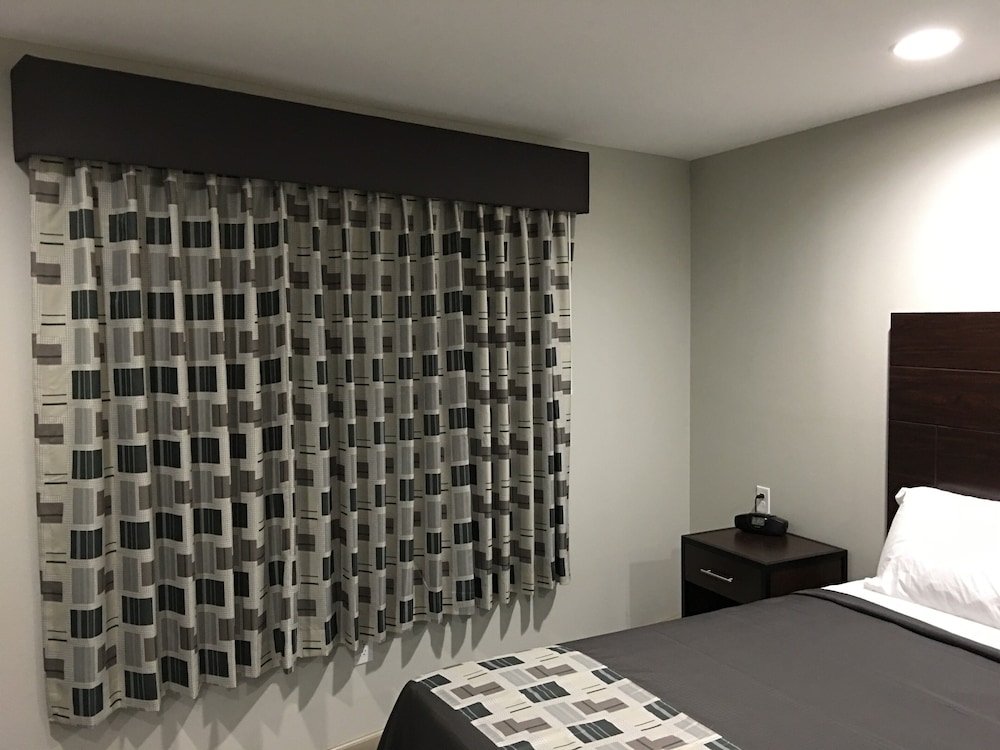 Room, 1 King Bed, Non Smoking, Refrigerator & Microwave - Photo 3