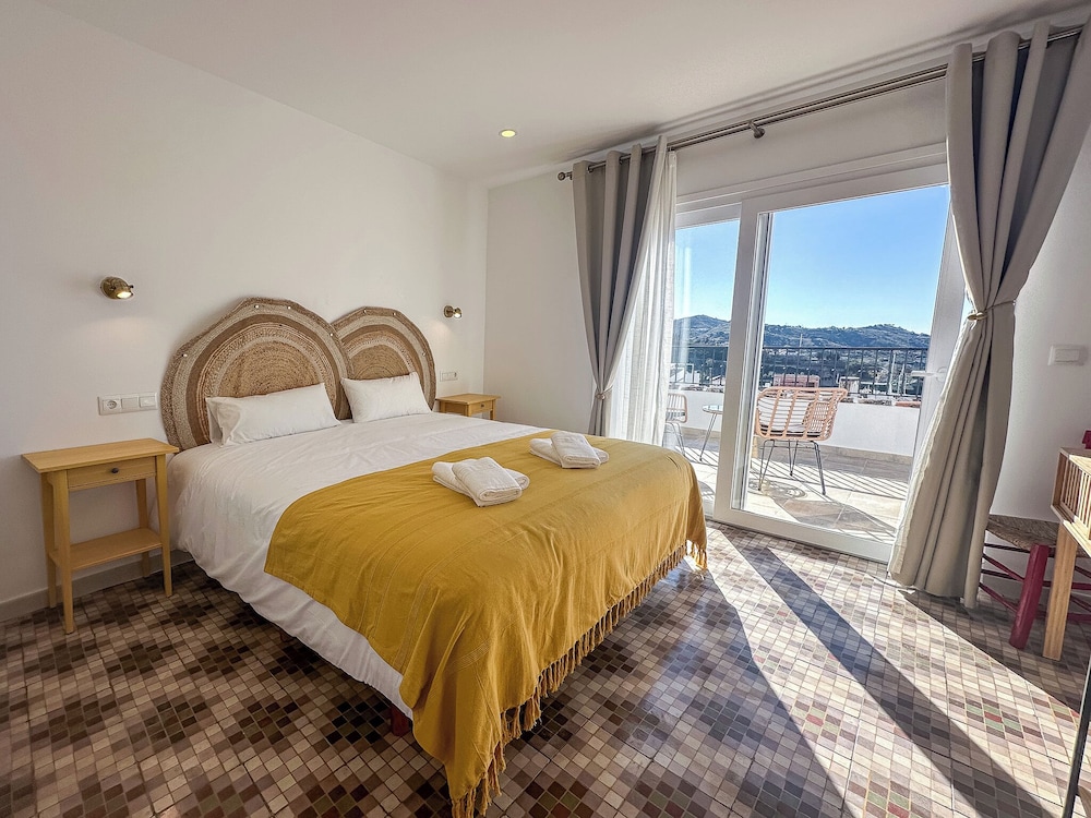 Deluxe Suite, Multiple Beds, Private Bathroom, Sea View photo 2
