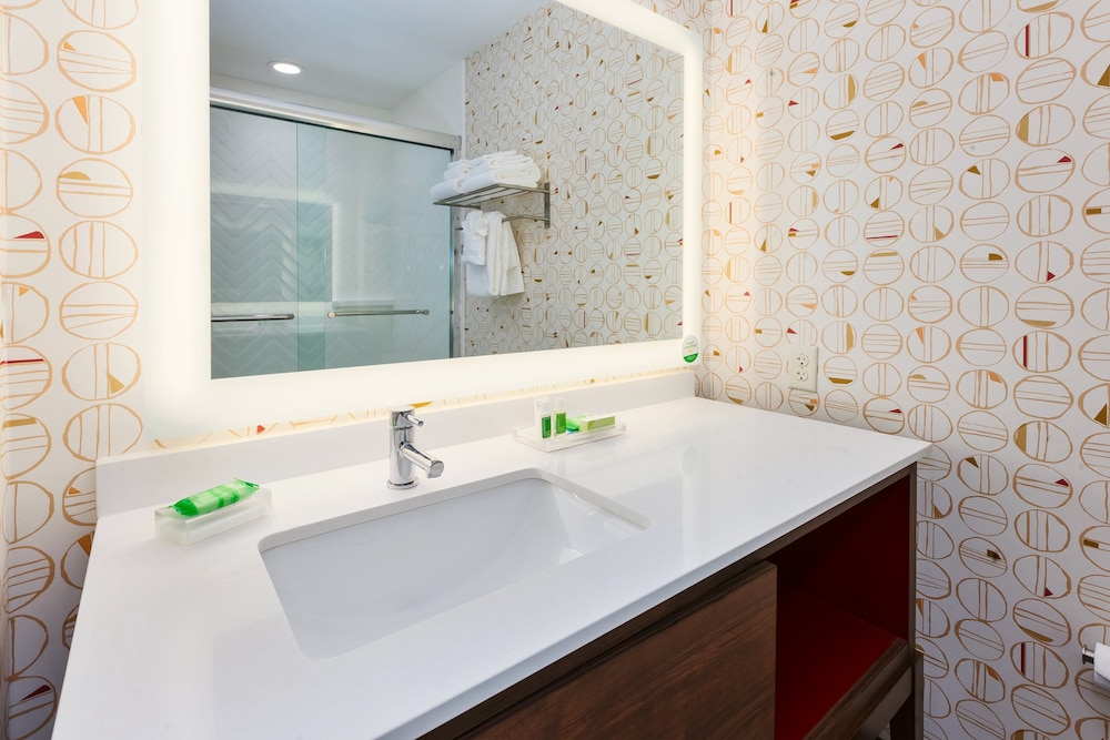 Standard Room, 2 Queen Beds, Accessible (Communications, Roll-In Shower) photo 3