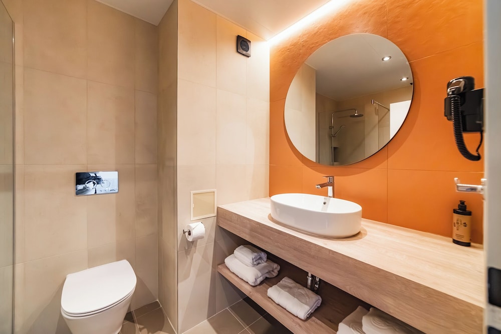 Suite, City View thumbnail 5