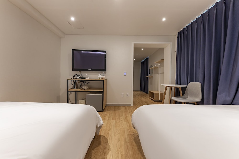 Family Twin Room - Photo 3
