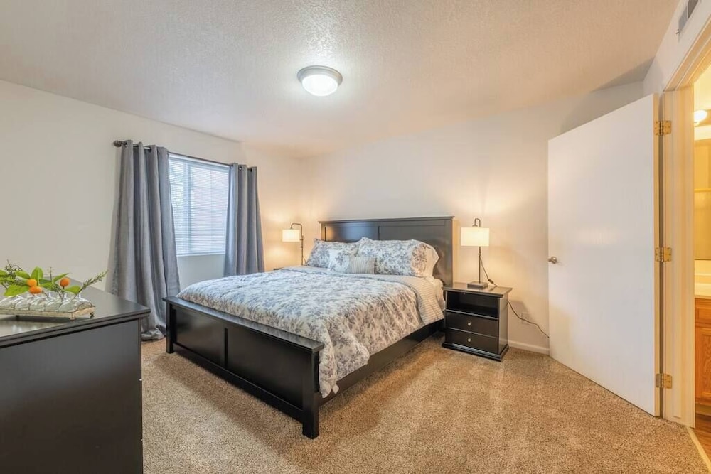 Sequoia - Sprawling 2BD 2BA Sofa Bed Near Jordan Creek w Pool, Billede 20
