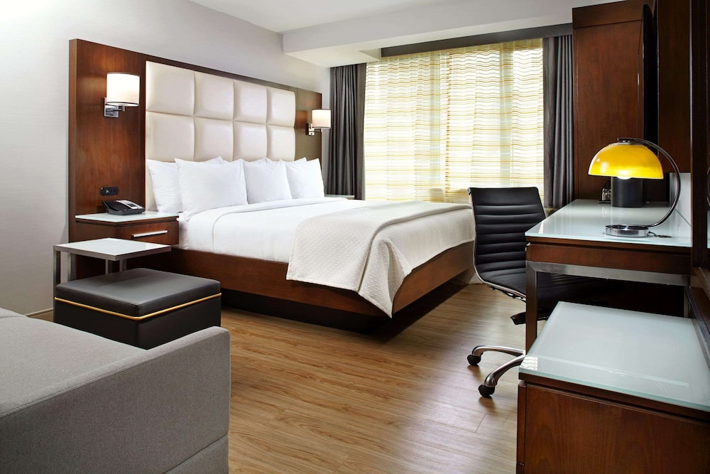 Deluxe Suite, 1 King Bed, Non Smoking, City View