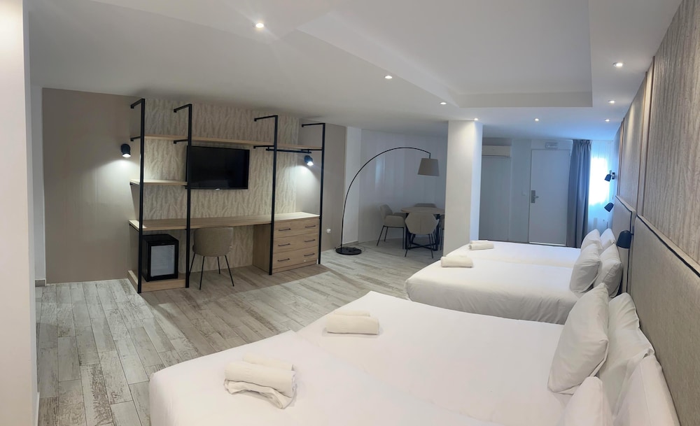 Deluxe Quadruple Room with Free Airport Shuttle photo 3