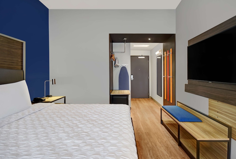 Room, 1 King Bed - Photo 4