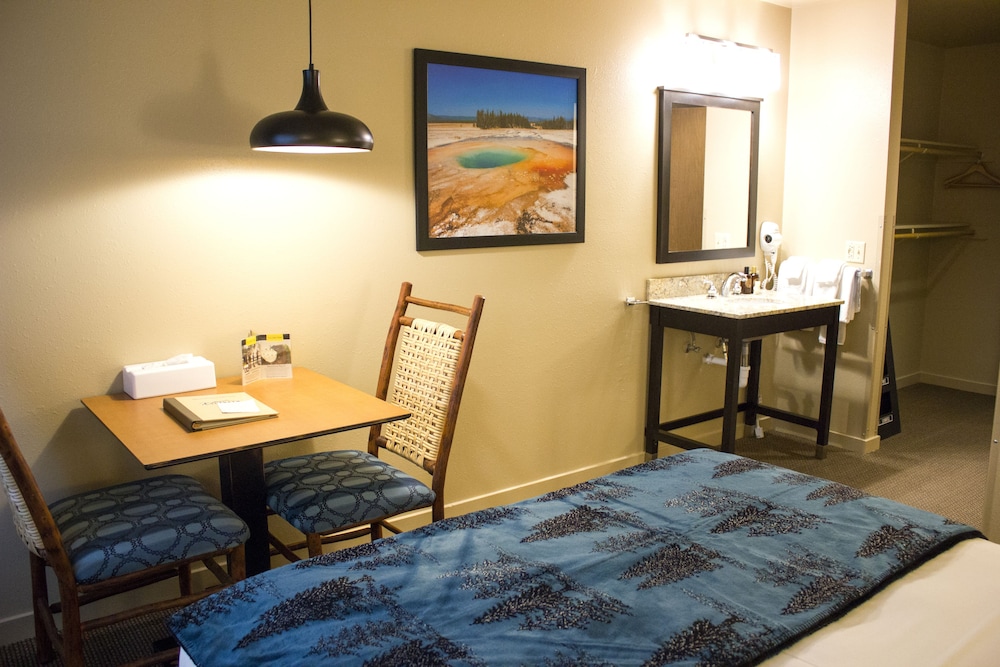 Deluxe Lodge Room 1 Queen