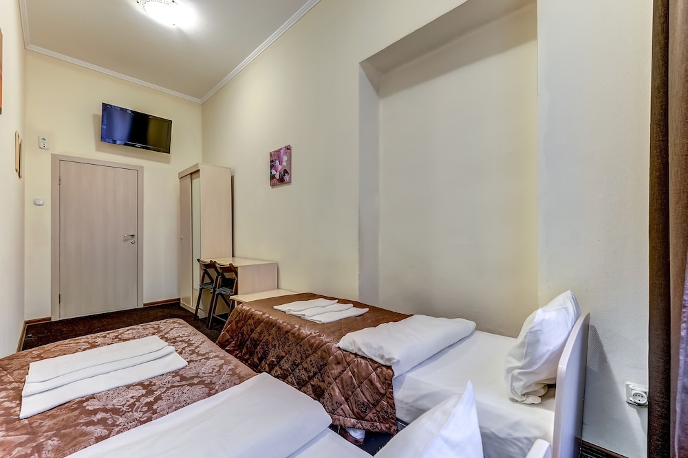 Economy Twin Room, Shared Bathroom photo 2